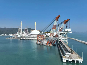 华润海丰卸船机顺遂吊装，，，，，，，助力粤港澳大湾区能源供应